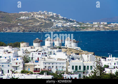 Blick auf die Stadt und-mykonos, Mykonos, windmuehlen kykladen aegaeis, Griechenland, mittelmeer, europa | Vue sur la ville de Mykonos et des moulins à vent, ma Banque D'Images