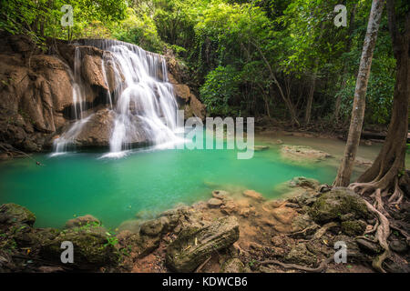 Cascade de Thaïlande, appelé huai khamin huay ou mae à Kanchanaburi provience, autour de l'environnement et de la forêt avec de l'eau émeraude. Banque D'Images