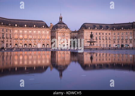 Miroir d'eau à l'aube, Place de la Bourse, Bordeaux, Acquitaine, France Banque D'Images