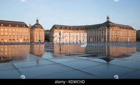 Miroir d'eau à l'aube, Place de la Bourse, Bordeaux, Acquitaine, France Banque D'Images