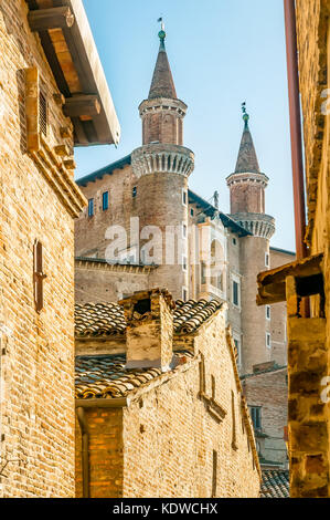 La ville de la renaissance d'Urbino, Marches, Italie. une vue sur le palais des Doges (Palazzo Ducale) dans la ville d'Urbino, Marches, Italie Banque D'Images