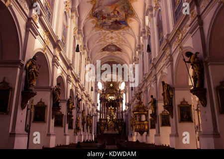 Peterskirche, ou à l'intérieur de l'église Saint Pierre, à Munich, Allemagne Banque D'Images