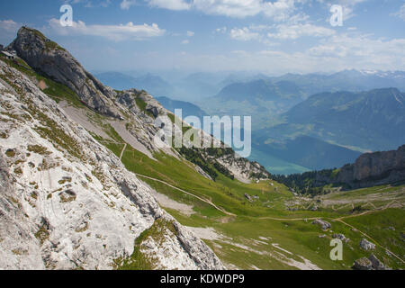 Panorama de la haute Engadine de Muottas Muragl avec sentier très raide, Suisse Banque D'Images