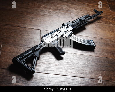 Fusil d'assaut Kalachnikov construction personnalisée AKM sur plancher en bois Banque D'Images