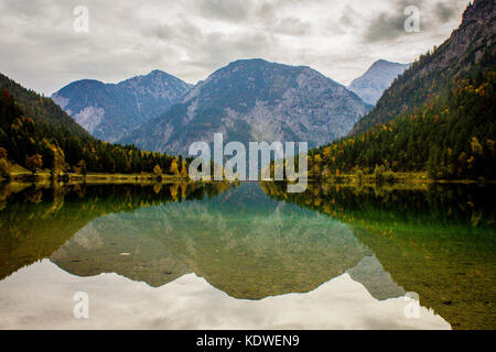 Une vue sur le lac Plansee, en Autriche, dans un jour nuageux Banque D'Images