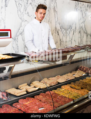 Boutique positive en sous-couche de blanc à boucherie montrant la viande fraîche Banque D'Images