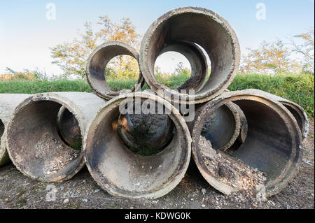 Vieux tubes en béton. pour le drainage. tuyaux flexibles pour l'industrie de la construction. Banque D'Images