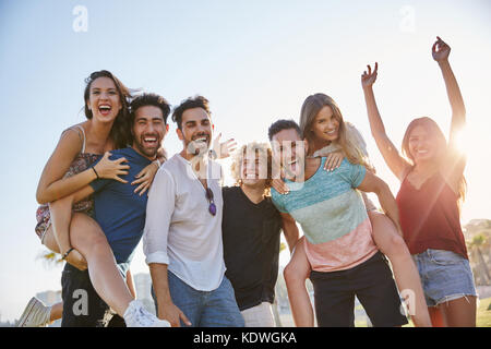 Portrait de jeunes amis de s'amuser ensemble au soleil en extérieur Banque D'Images