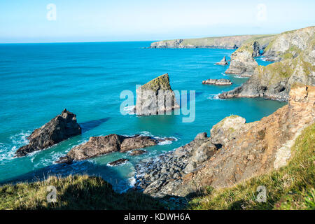 Marches de Bedruthan (vue sud). Paysage de falaise remarquable et massif. Géologie. Nord Cornwall, Angleterre. Point de vue. South West Coast Path. Tourisme. Banque D'Images