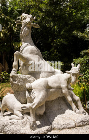 Les Seychelles, Mahe, jardins botaniques, Jardin Chinois, Guangzhou Cinq Béliers Statue Banque D'Images