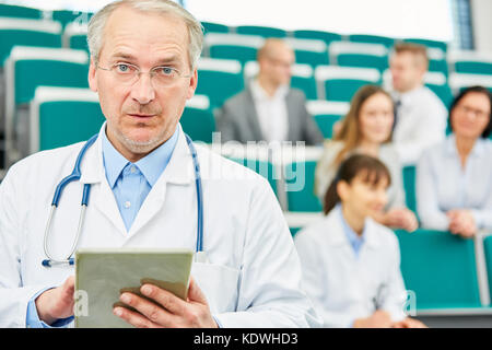 En tant que principal professeur de médecine compétente holding tablet avec l'autorité Banque D'Images