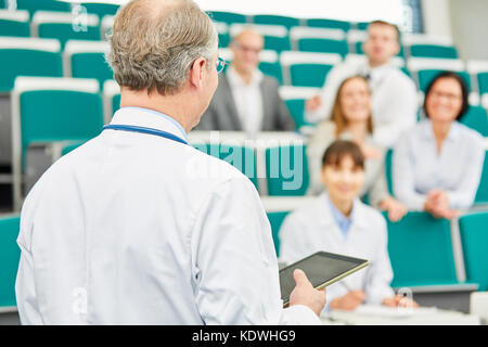 Maître de l'école de médecine médecins enseignent dans la salle de conférences avec tablet Banque D'Images