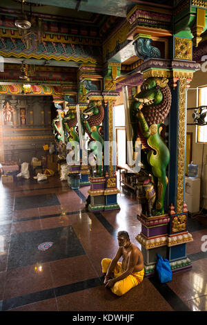 Les Seychelles, Mahe, Quincy Street, Sri Navasakthi Vinayagar temple hindou, prêtre de l'intérieur sam par pilier Banque D'Images