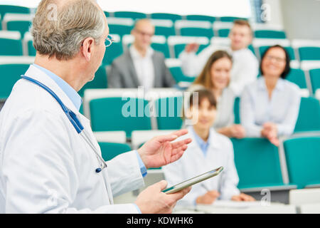 L'apprentissage de la médecine à l'université, salle de conférence avec beaucoup de médecins Banque D'Images