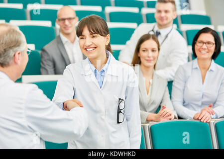 Poignée de main entre médecin et félicitations pour la réussite des élèves de l'examen médical Banque D'Images