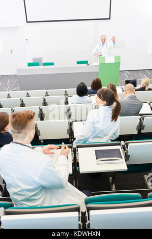 Les étudiants en médecine à la faculté de médecine university lecture hall Banque D'Images