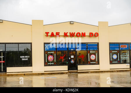 Shopfront du Tae Kwon Do centre de formation à Oklahoma City, Oklahoma, USA un jour de pluie. Banque D'Images