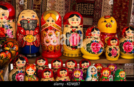 Poupées matriochka dans un marché touristique à Erevan, Arménie. Banque D'Images