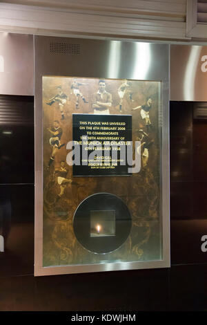 Plaque commémorative dans le tunnel de Munich sous la tribune sud du Stade de Football Old Trafford. Maison de Manchester United Football Club Banque D'Images