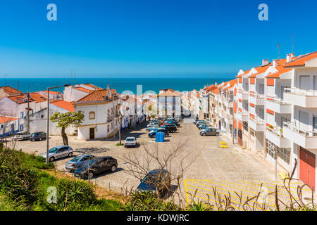 High angle view sur le village côtier de Nazaré, Portugal par l'océan Atlantique Banque D'Images