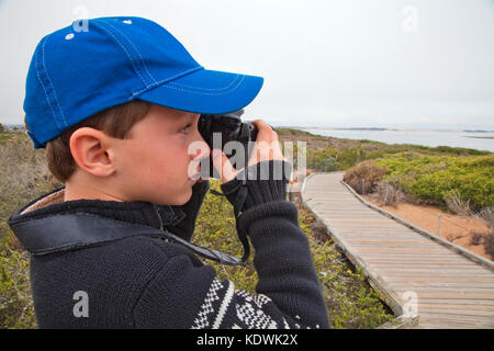 Jeune garçon à prendre des photos avec un appareil photo, elfin forest, baywood Park, San Luis Obispos County, Californie, USA (Mr) Banque D'Images