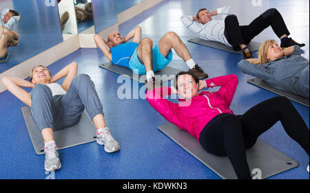Groupe d'adultes faire pilates dans une routine sport club Banque D'Images