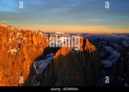 Vue aérienne de sassolungo au coucher du soleil. Groupe du Sella. Val Gardena Dolomites Trentin-Haut-Adige Italie Europe Banque D'Images