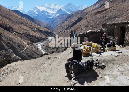 NÉPAL. MANANG - 16 NOVEMBRE 2016 : randonneur touristique près d'un petit magasin haut dans les montagnes sur le sentier autour de l'Annapurna. Manang plus grand touri alpin Banque D'Images