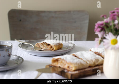 Avec apple strudel poire-remplissage, servi avec du thé. autrichienne dessert. focus sélectif. Banque D'Images