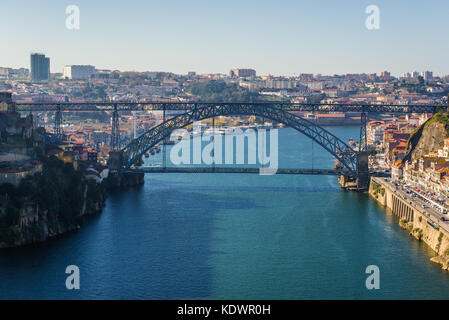 Pont Dom Luis I sur le fleuve Douro vu depuis Infante D. Henrique Pont entre les villes de Porto et Vila Nova de Gaia, Portugal Banque D'Images