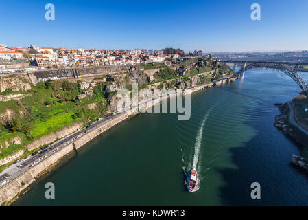 Vue de l'Infante D. Henrique pont sur un pont Maria Pia ancien pont ferroviaire sur la rivière Douro entre Porto (L) et de Vila Nova de Gaia, Portugal Banque D'Images