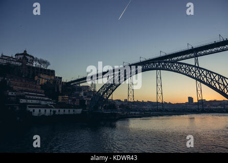 Vue sur le coucher du soleil avec le pont Dom Luis I reliant les villes de Porto et Vila Nova de Gaia (sur photo) au Portugal. Le monastère de Serra do Pilar se trouve sur la gauche Banque D'Images