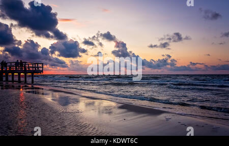 Coucher de soleil sur jetée en bois sur la plage de la mer sarbinowo, mer baltique,Pologne Banque D'Images