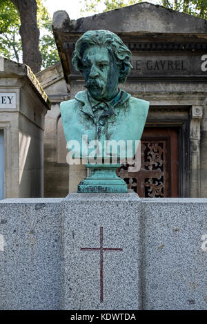 Le buste en bronze sur la tombe de Thomas Couture (1815-79), peintre d'histoire français, buste de Tony Noël (1845-1909). Cimetière du Père Lachaise, Paris, France. Banque D'Images