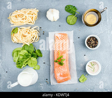 Ingrédients pour la cuisson des pâtes tagliatelles au saumon, épinards et crème Banque D'Images