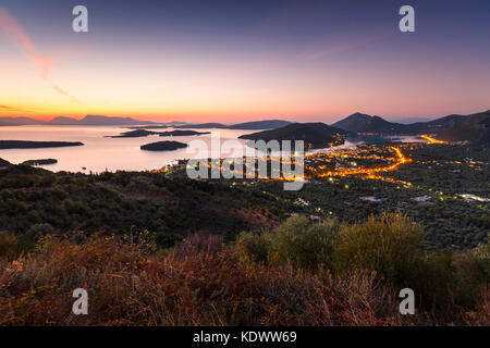 Village de Nydri sur Lefkada island en Grèce. Banque D'Images