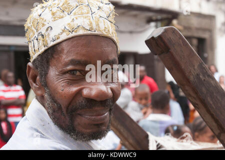 Portrait d'un spectateur pendant le festival de musique de Sauti za Busara à Stone Town, Zanzibar, Tanzanie, Afrique de l'Ouest Banque D'Images