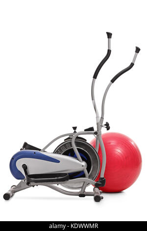 Cross trainer machine et un ballon pilates isolé sur fond blanc Banque D'Images