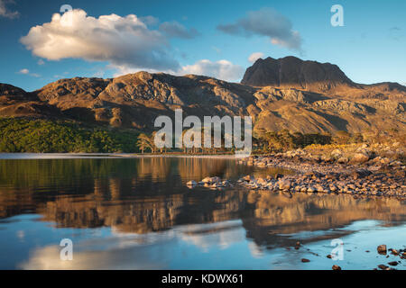 La lumière du soir parfait & Réflexions sur le Loch Maree & Slioch, Wester Ross, Scotland Banque D'Images