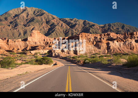 La route de la quebrada de la conches, valles calchaquies, la province de Salta, Argentine Banque D'Images