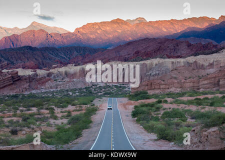 Une voiture sur la route à la Quebrada de la Conches, Valles Calchaquies, la province de Salta, Argentine Banque D'Images