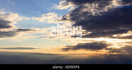 Motif étonnant des nuages dans le ciel au coucher du soleil. Belle, golden rayons de couvrir le ciel. Banque D'Images