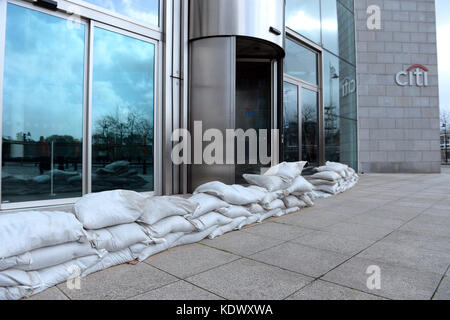 Des sacs de sable à l'extérieur de l'entrée des bureaux de la Citi Bank en prévision de la tempête, alors que l'ouragan Ophelia frappe le Royaume-Uni et l'Irlande avec des rafales allant jusqu'à 80 km/h. Banque D'Images