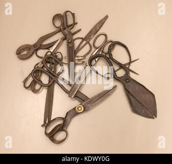 Sélection de vieux ciseaux, petits et grands Banque D'Images