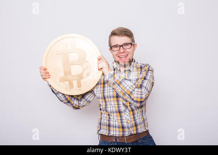 Bitcoin fou amoureux avec des pièces d'or et d'argent par des yeux, funny miner avec coins Banque D'Images