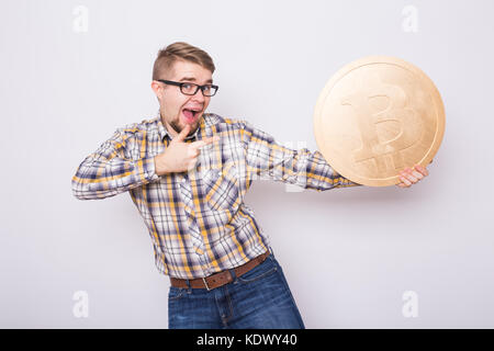 Bitcoin fou amoureux avec des pièces d'or et d'argent par des yeux, funny miner avec coins Banque D'Images