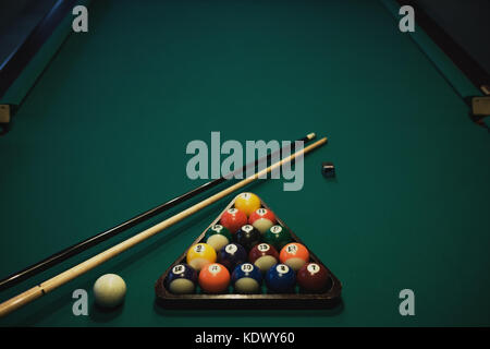 Jouer au billard. Boules de billard cue et vert sur une table de billard. Concept sport billard. Banque D'Images