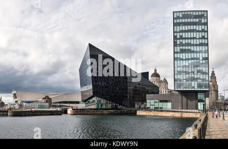 Liverpool, Royaume-Uni. Vue d'une partie du port marchand de Liverpool. Le Musée de Liverpool, l'Open Eye Gallery et No1 Mann Island Banque D'Images