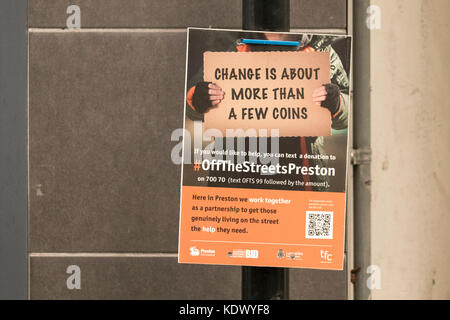 Aider les sans-abri de la rue Preston, de la rue Preston, sign in Fishergate, Preston, Royaume-Uni, Prestonians sont mis en garde de ne pas donner aux sans-abri dans les rues de la ville. Les réclamations sont en cours beaucoup de personnes trouvent la mendicité dans le centre-ville de demande de prestations et d'avoir un endroit pour vivre. Une campagne intitulée De La Rue a été mis en place pour inciter le public à ne pas donner aux gens qu'ils voient dans la rue, mais il sera administré par l'Foxton Centre pour aller à ceux qui en ont le plus besoin. Banque D'Images