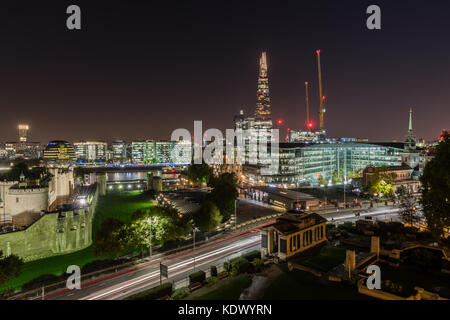 Vue sur le Shard et la Tour de Londres la nuit Banque D'Images